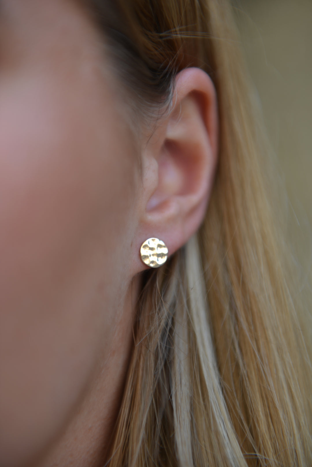 Boucles d'oreilles Plaqué or puces martelées Prune