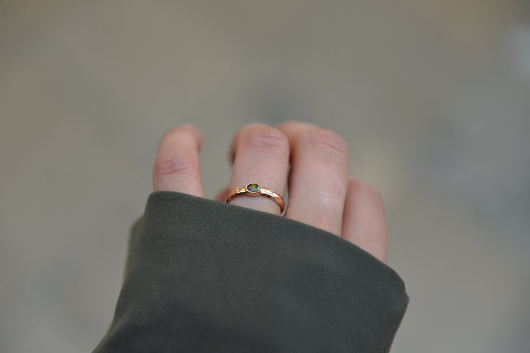 Bague Plaqué Or et OZ effet martelé Cassini verte
