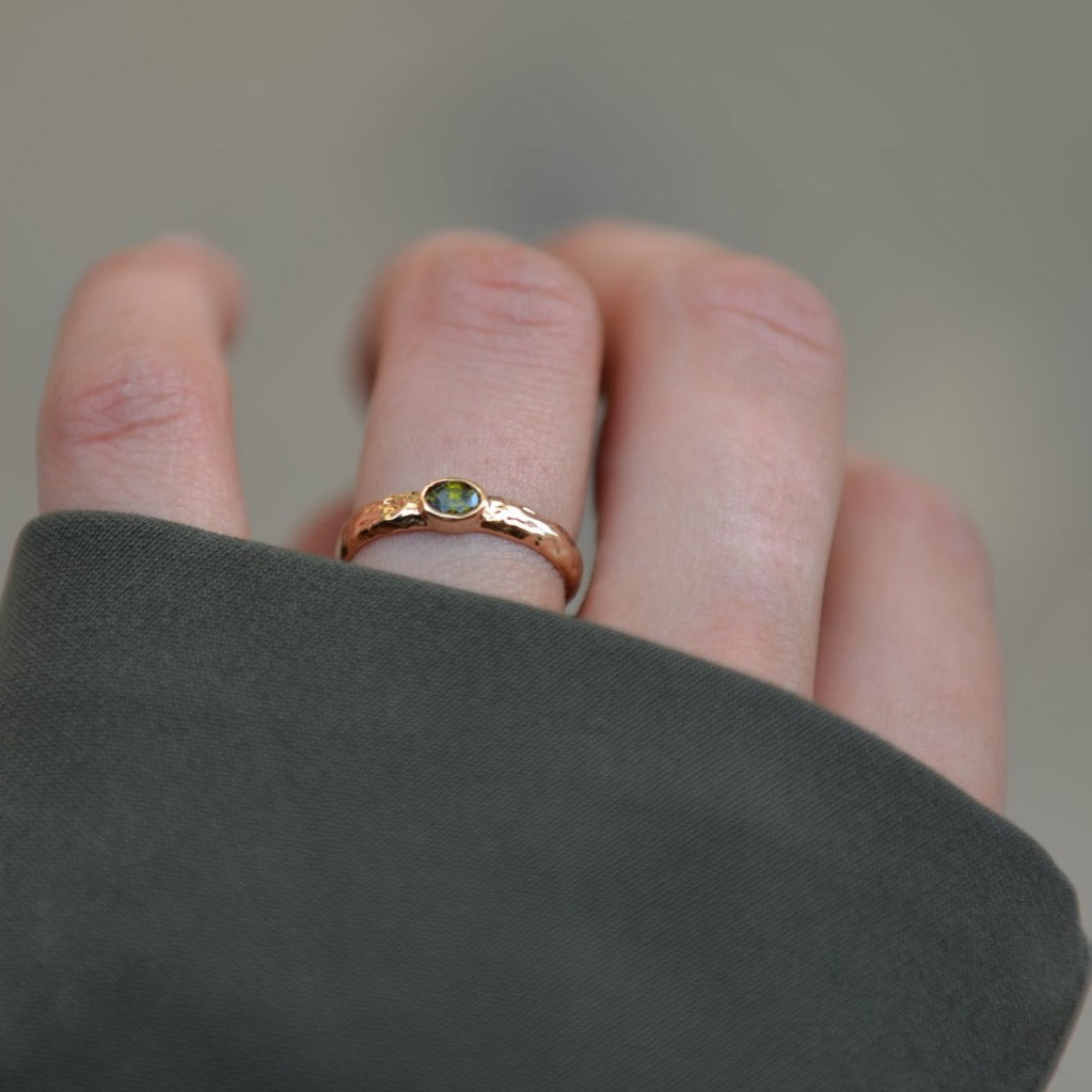 Bague Plaqué Or et OZ effet martelé Cassini verte