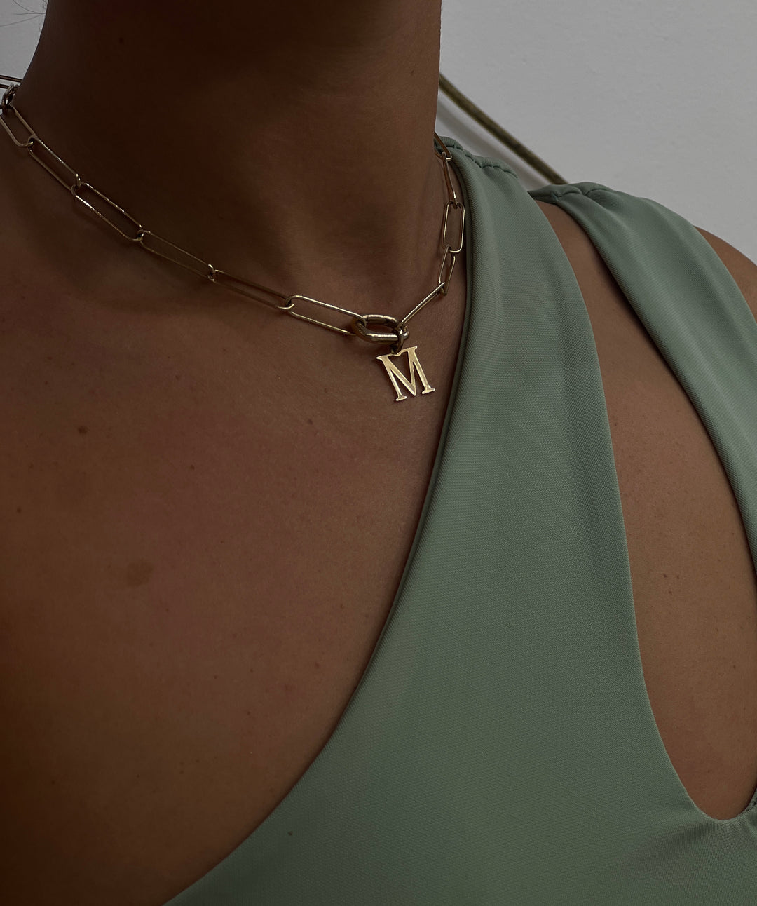 Collier Plaqué Or trombone à personnaliser avec lettre June