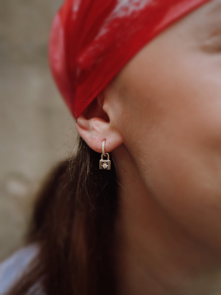 Boucles d’oreilles Plaqué Or & Oz créoles pampilles Lock