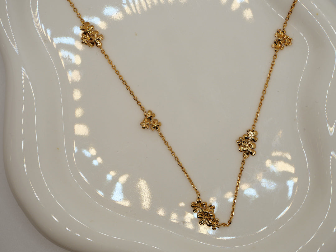 Collier Plaqué or forme fleur Botanica